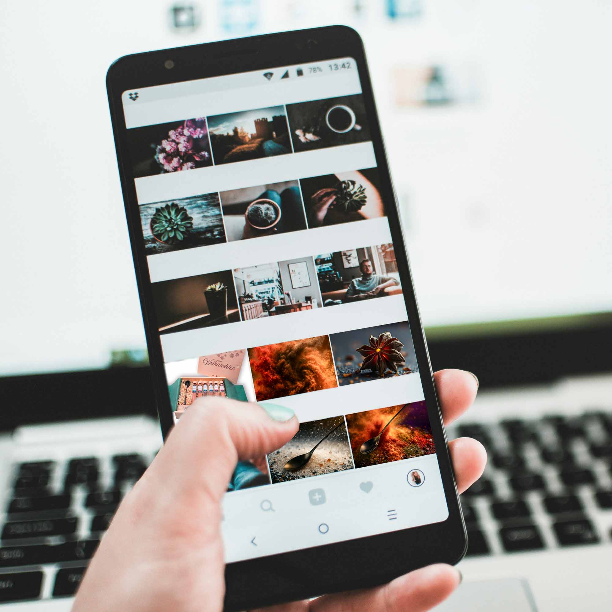 Influencer mit Smartphone